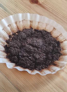 These coffee grounds can be used in a creative way. Not need to waste it.
